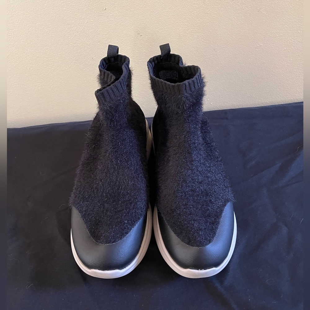 UGG Australia Women’s Griffith Black Wool Sneaker. Size 7.5  Good Condition